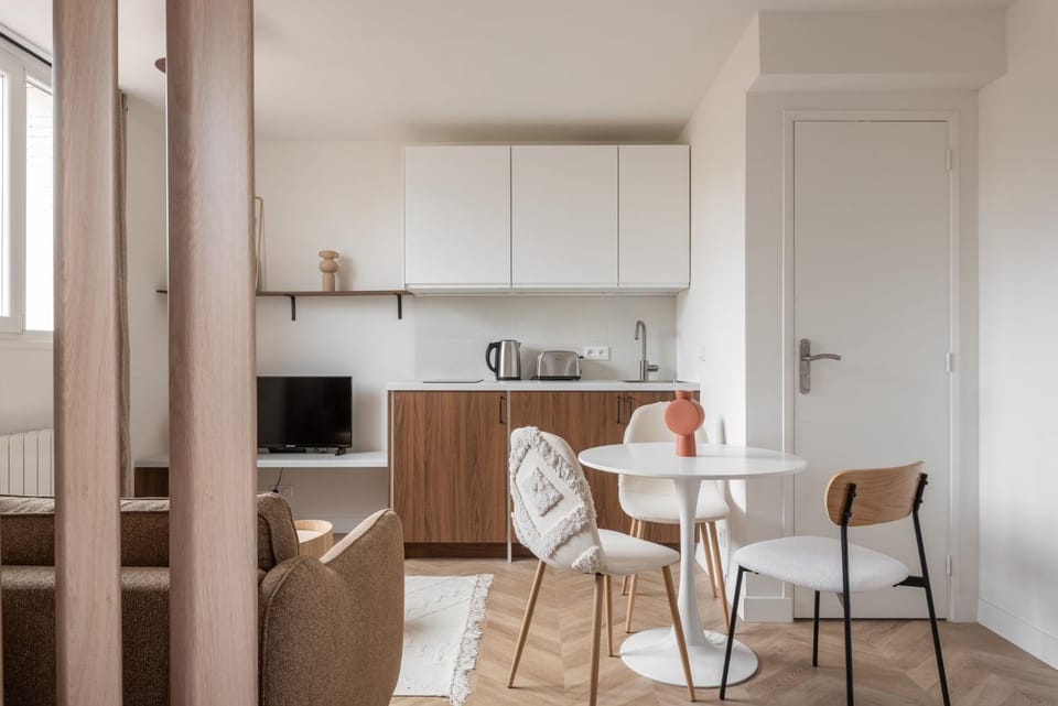 Kitchen or kitchenette, Living room, Seating area, Dining area, minibar, oven, pet friendly, stove