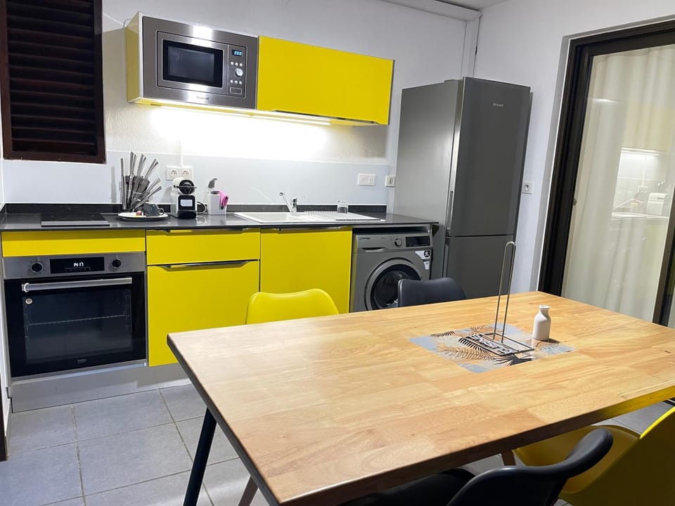 Kitchen or kitchenette, Dining area, dishwasher, minibar, oven, stove, toaster