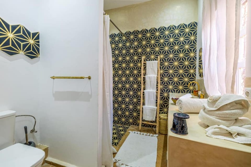 Shower, Toilet, Bathroom, towels