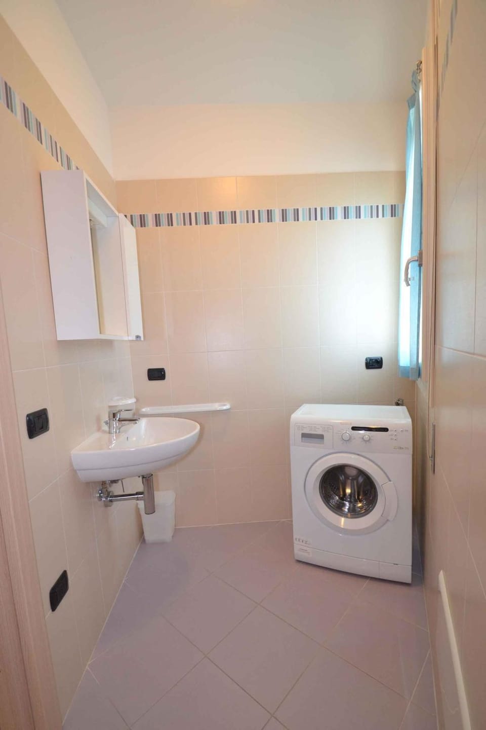 Bathroom, washing machine