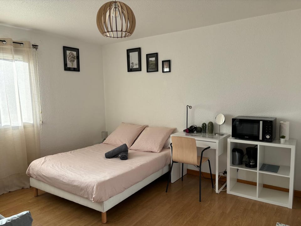 Photo of the whole room, Seating area