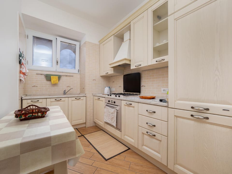Coffee/tea facilities, Kitchen or kitchenette, oven, stove
