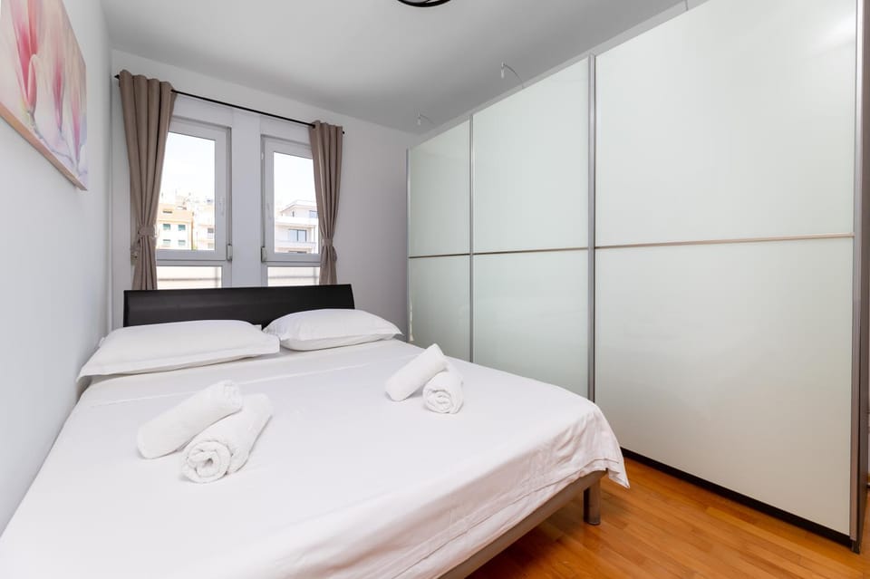 Bed, Photo of the whole room, Bedroom, towels, wardrobe