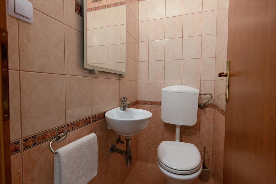 Toilet, Bathroom, towels