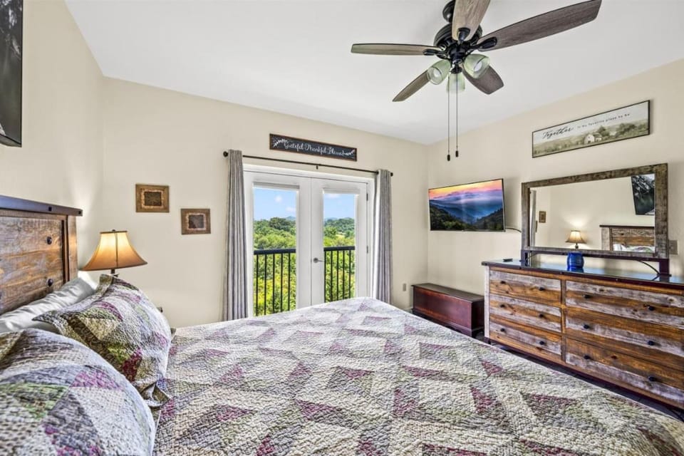 Top Rated Condo - Mtn Views- POOLS- Playground Apartment in Pigeon Forge
