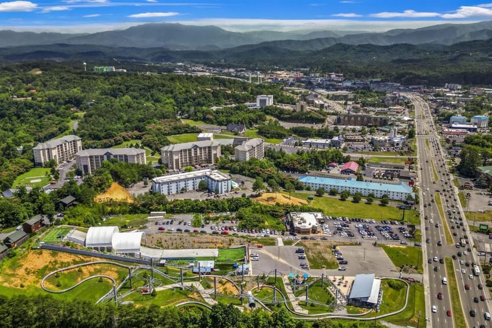 Top Rated Condo - Mtn Views- POOLS- Playground Apartment in Pigeon Forge