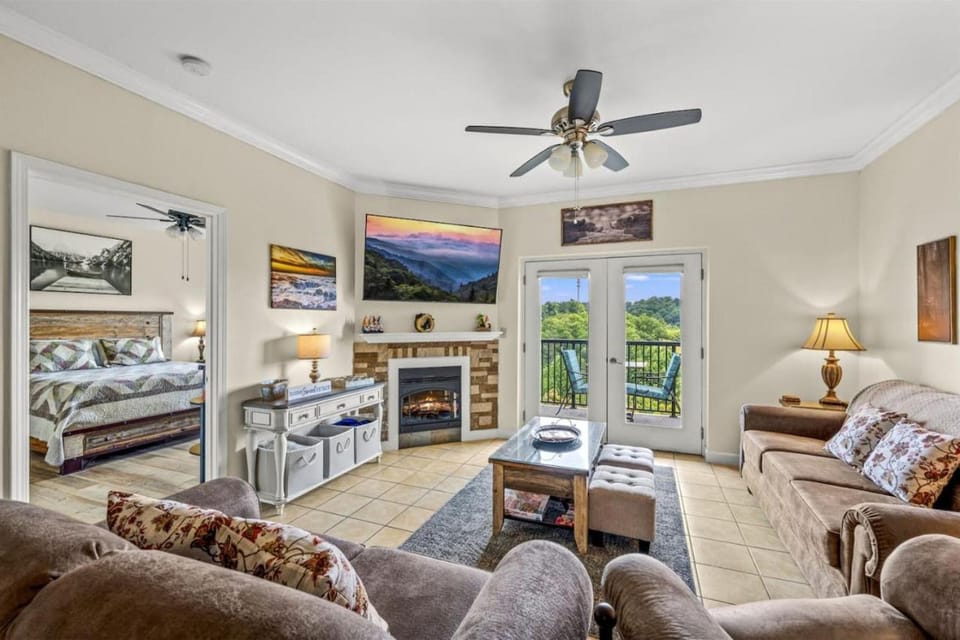 Top Rated Condo - Mtn Views- POOLS- Playground Apartment in Pigeon Forge