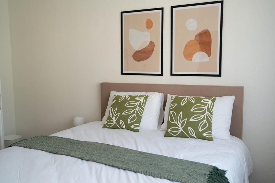 Photo of the whole room, Bedroom