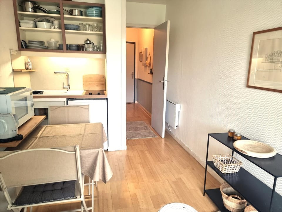 Property building, Kitchen or kitchenette, Living room, Seating area, Dining area, oven, stove