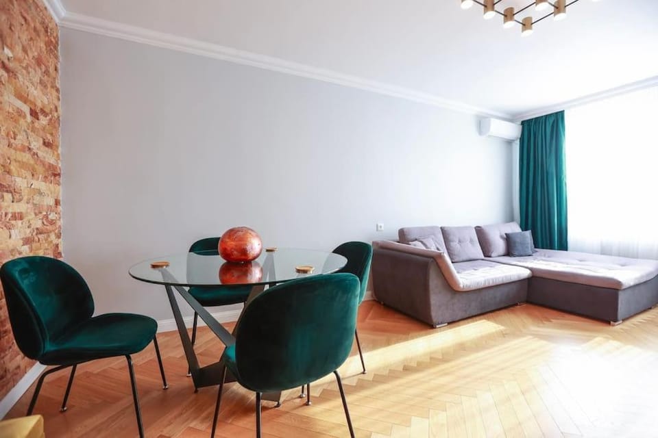 City Center Culture Retreat Apartment in Bucharest