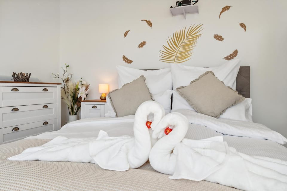 Bed, Photo of the whole room, Bedroom, towels