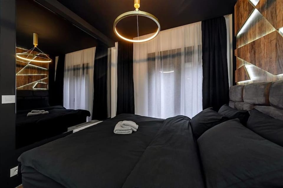 Bed, Living room, Photo of the whole room, Seating area, Bedroom, towels