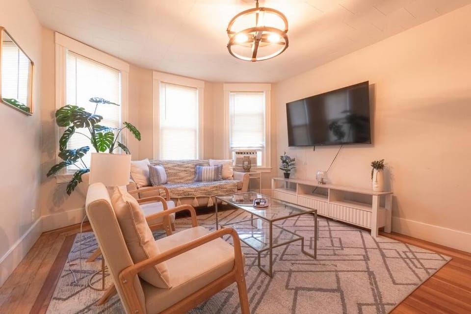 Walk to Downtown Salem with Arcade- Free Parking! Apartment in Marblehead