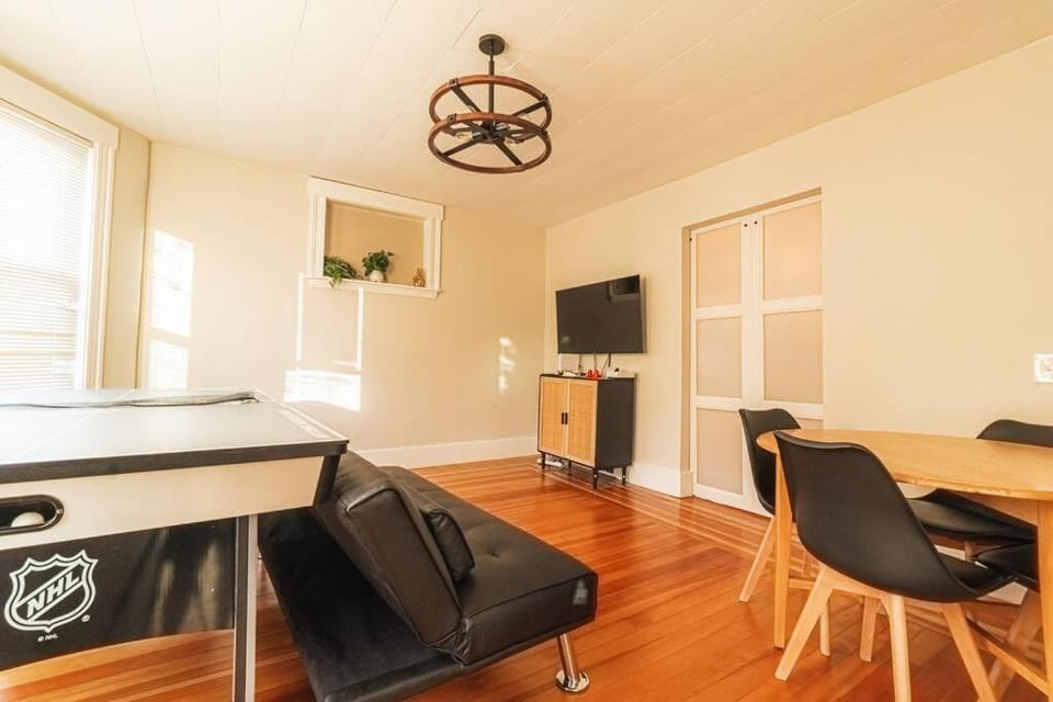 Walk to Downtown Salem with Arcade- Free Parking! Apartment in Marblehead