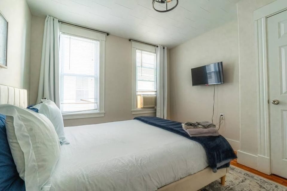 Walk to Downtown Salem with Arcade- Free Parking! Apartment in Marblehead