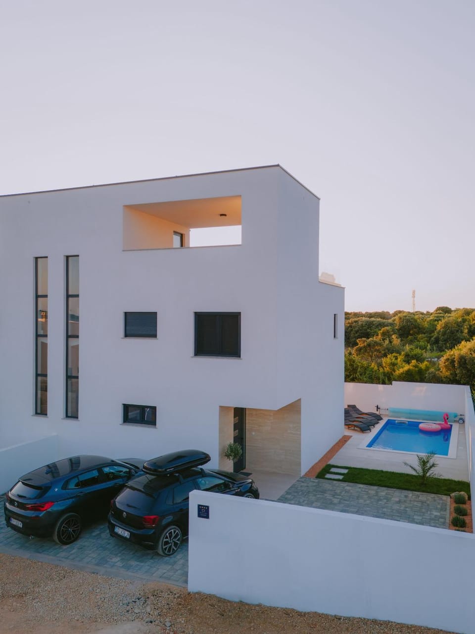 Property building, Day, Pool view, Swimming pool, Parking