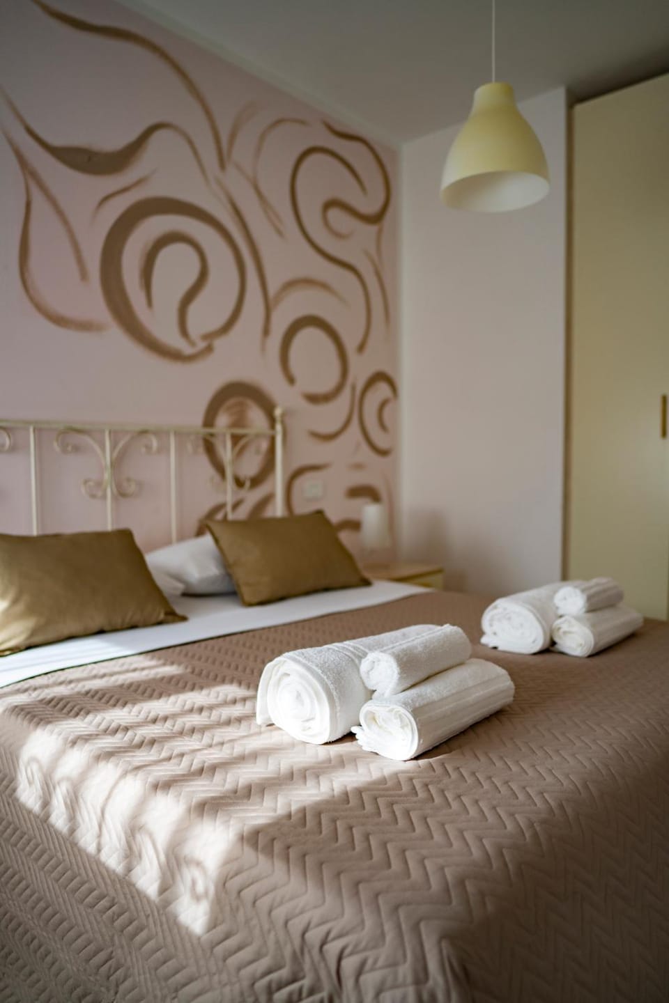 Bed, Bedroom, towels