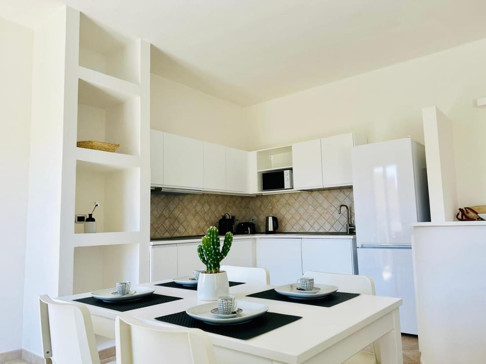 Kitchen or kitchenette, Dining area, stove