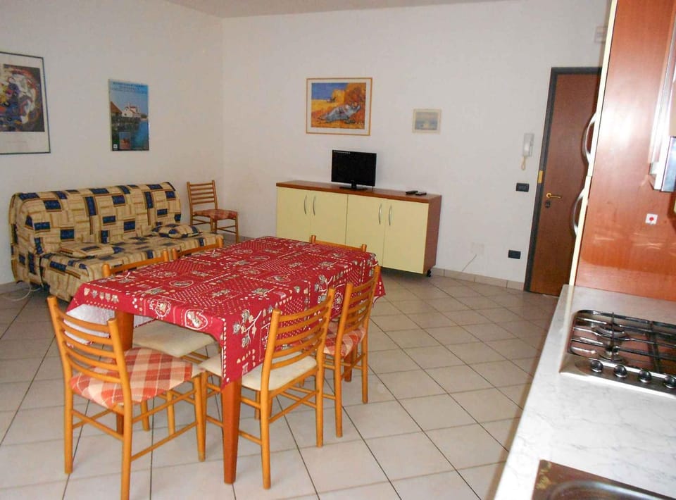 TV and multimedia, Living room, Seating area, Dining area