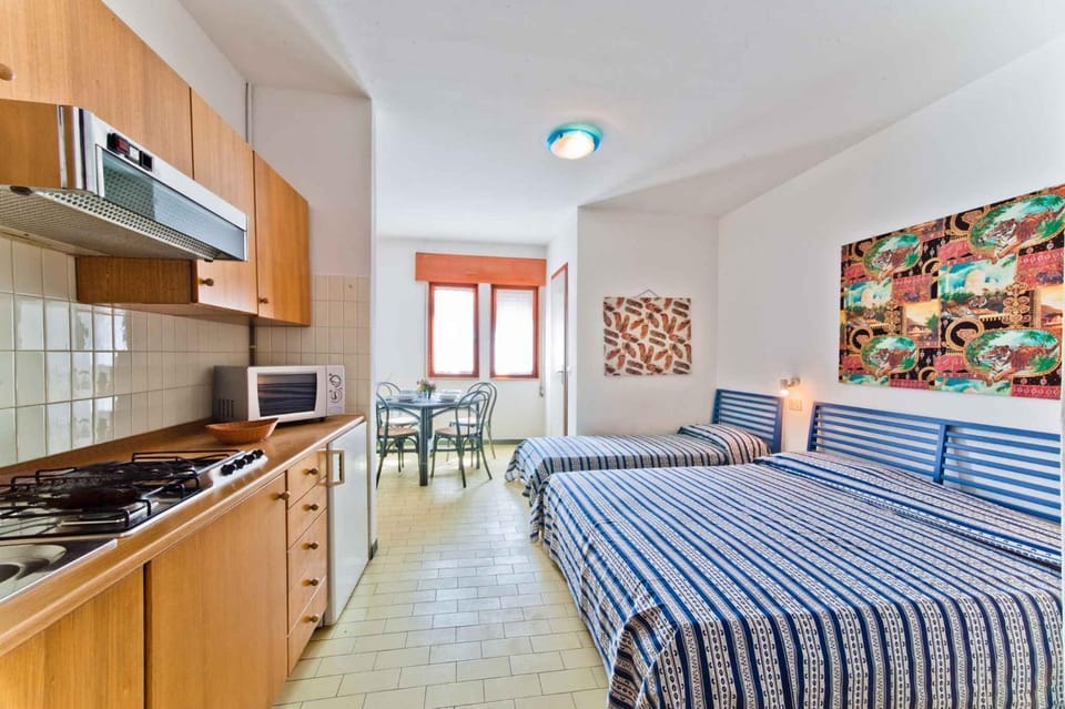 Bed, Dining area
