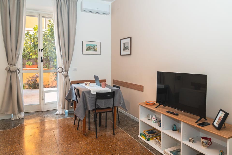 TV and multimedia, Living room, Seating area, Dining area, Garden view