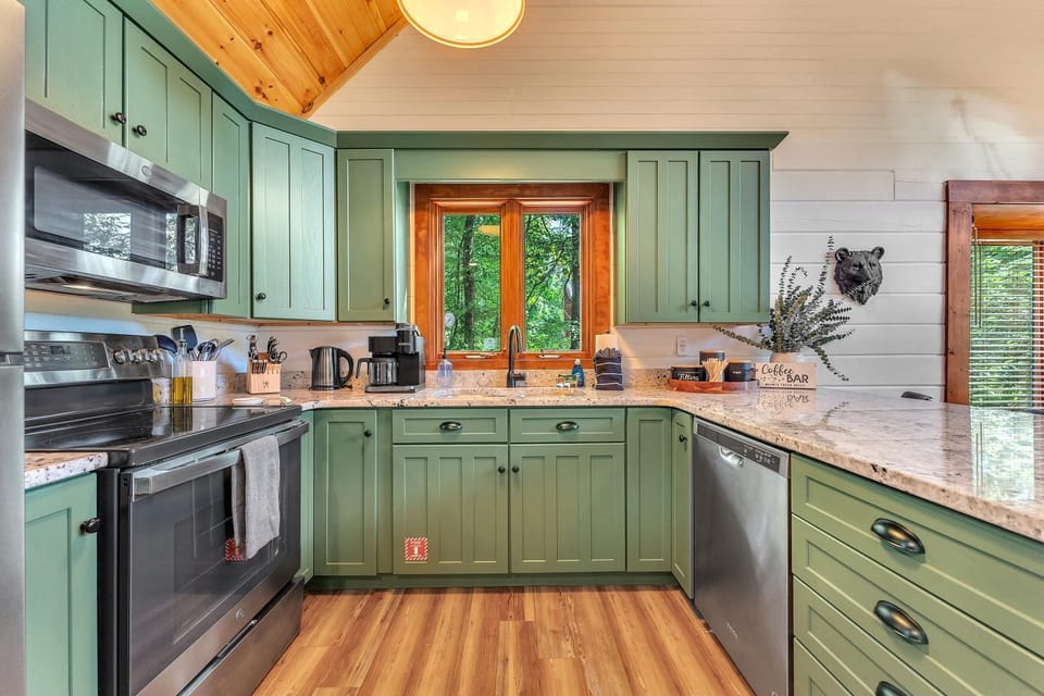 Coffee/tea facilities, Kitchen or kitchenette, dishwasher, oven, stove