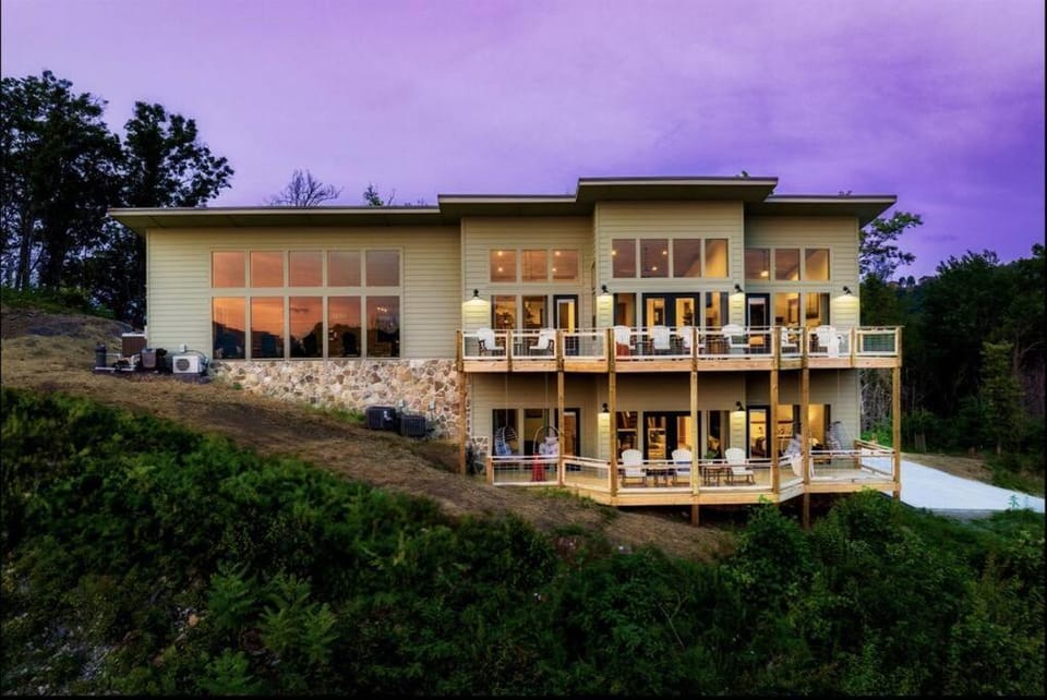 Property building, Natural landscape, Balcony/Terrace, Garden view