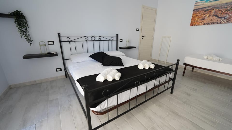 Bed, Photo of the whole room, Bedroom, towels