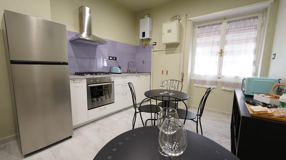 Coffee/tea facilities, Kitchen or kitchenette, Dining area, oven, pet friendly, stove, toaster