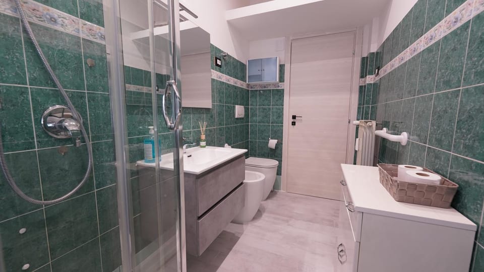 Shower, Toilet, Bathroom, towels