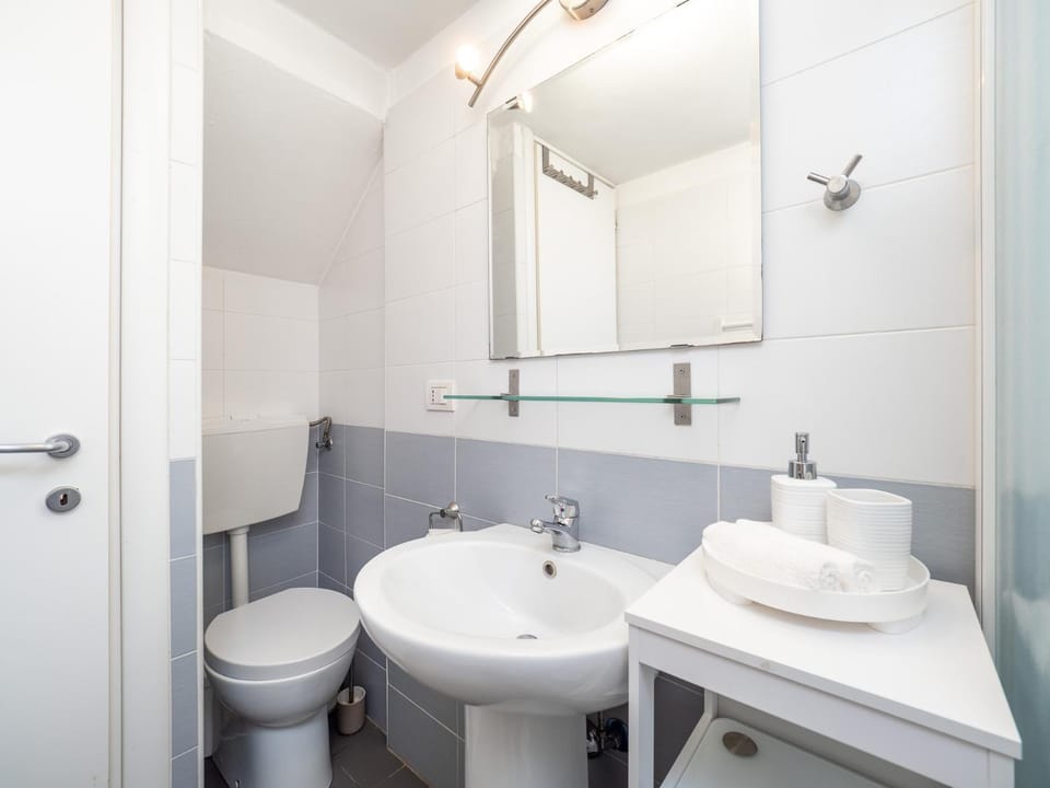 Toilet, Bathroom, towels