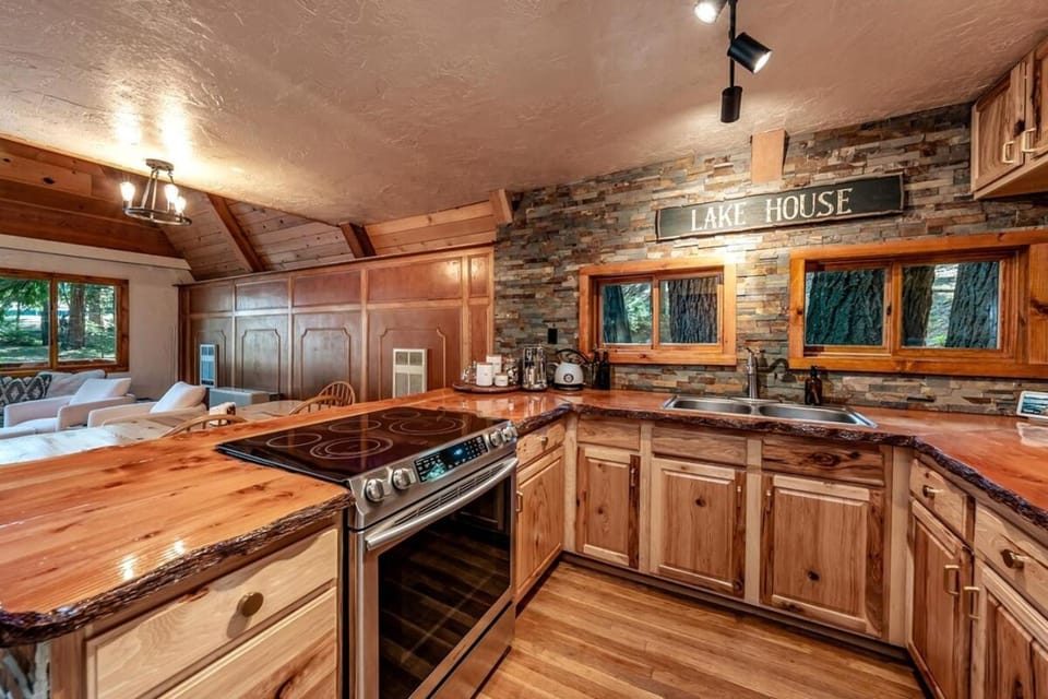 HB Hideaway Boho Treehouse Vibes in the Pines House in Shaver Lake