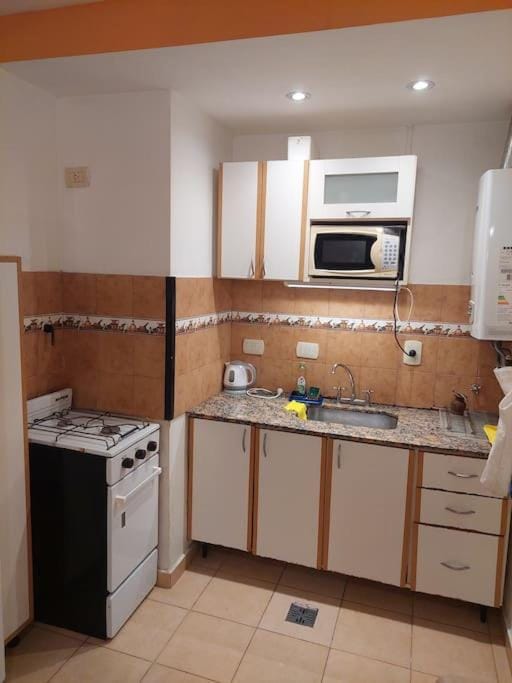 Alójate en Recoleta en este Cómodo Departamento 2 Ambientes Apartment in Buenos Aires