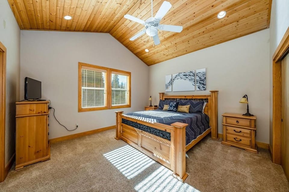 Sierra Pines Villa Deck Jetted Tub Game Rm House in Shaver Lake