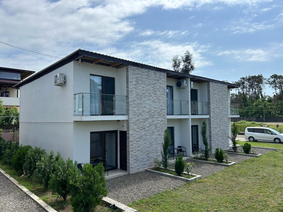 Property building, Garden view, Location, Parking
