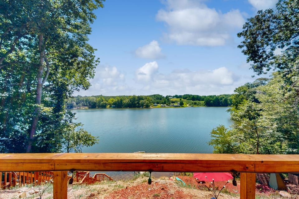 Hot Tub + Fire Pit: Lakeside Getaway, Dogs Welcome House in Alabama