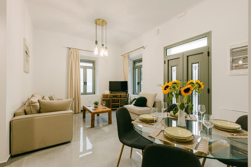 TV and multimedia, Living room, Seating area, Dining area