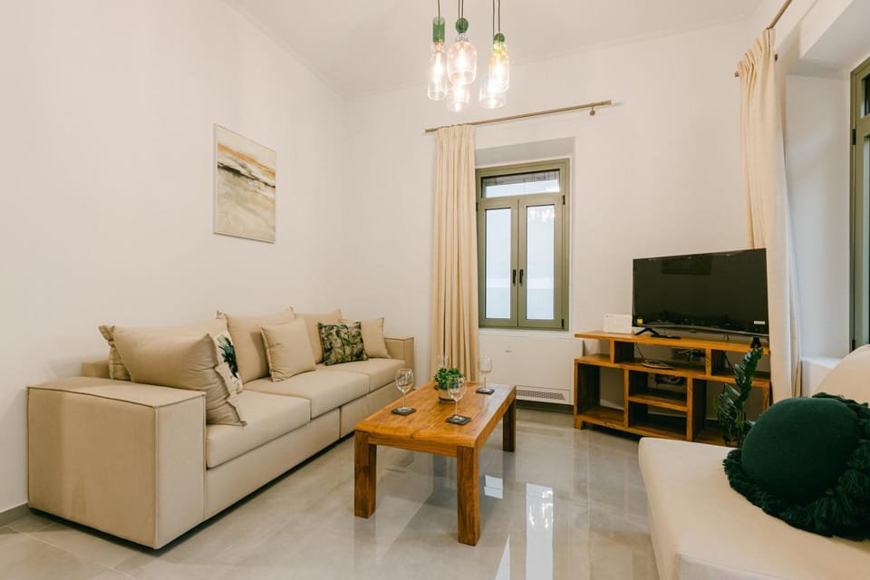 TV and multimedia, Living room, Seating area, air conditioner
