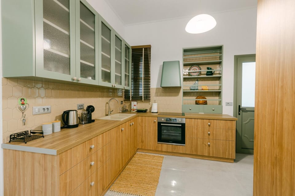 Coffee/tea facilities, Kitchen or kitchenette, stove, toaster