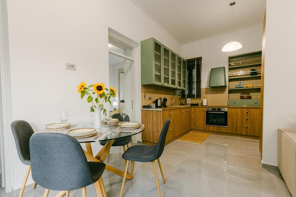 Kitchen or kitchenette, Living room, Seating area, Dining area, stove