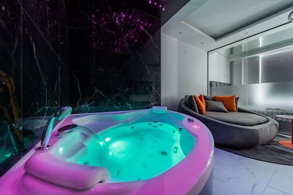 Night, Hot Tub, Living room, Seating area