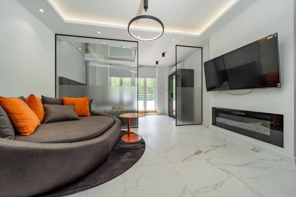 Communal lounge/ TV room, TV and multimedia, Living room, Seating area, Evening entertainment