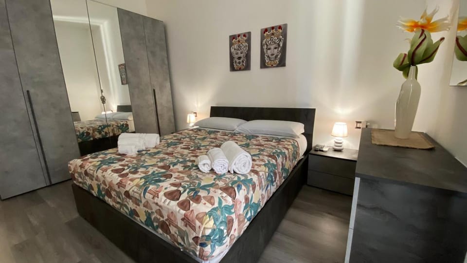 Photo of the whole room, Bedroom, wardrobe