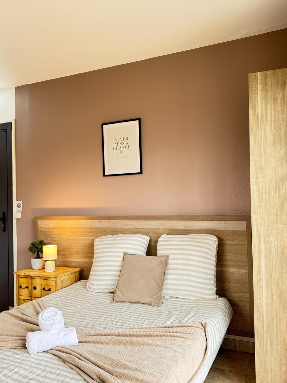 Bed, Living room, Photo of the whole room, Bedroom, towels