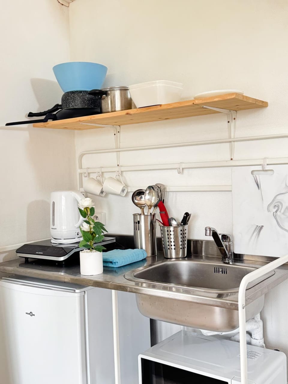 Coffee/tea facilities, Kitchen or kitchenette, stove