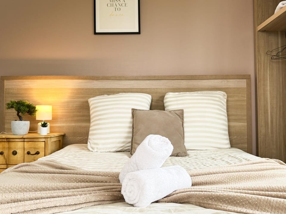 Bed, Photo of the whole room, Bedroom, towels