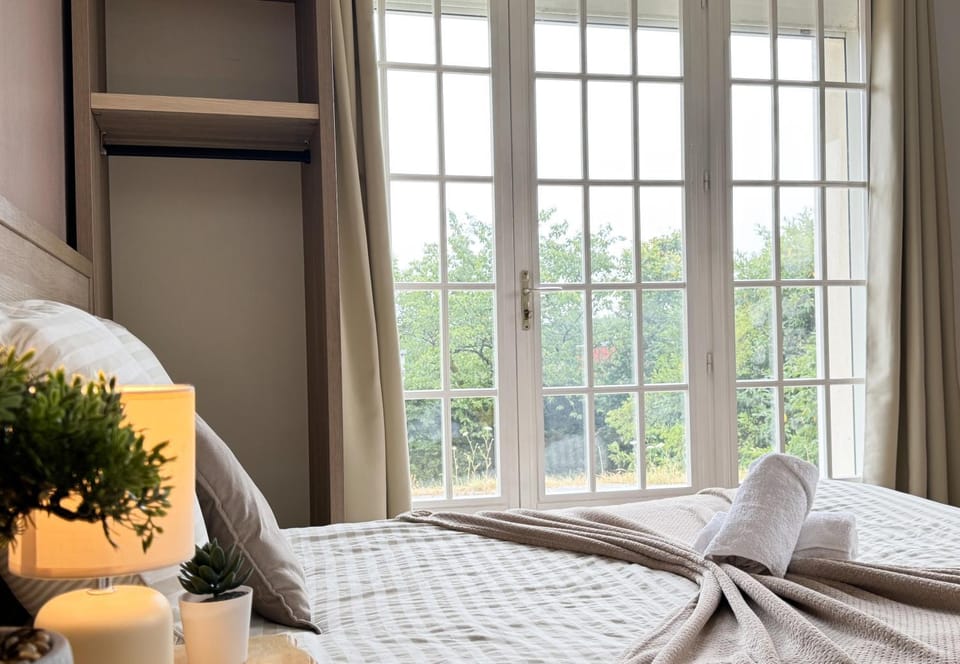 Bed, Photo of the whole room, Bedroom, towels