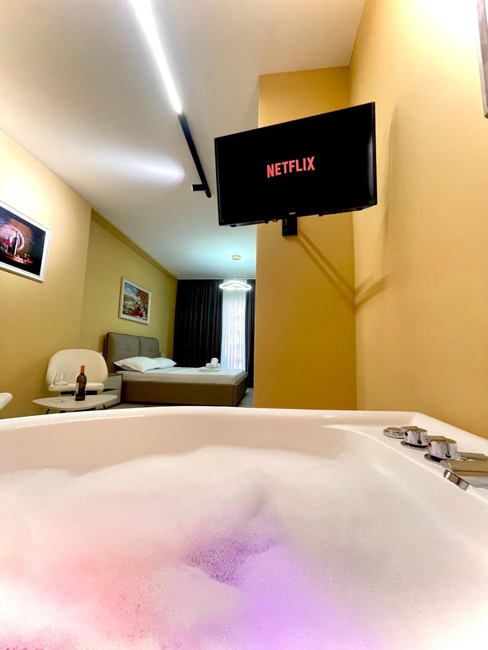 Bed, Hot Tub, Bathroom, TV and multimedia, Photo of the whole room