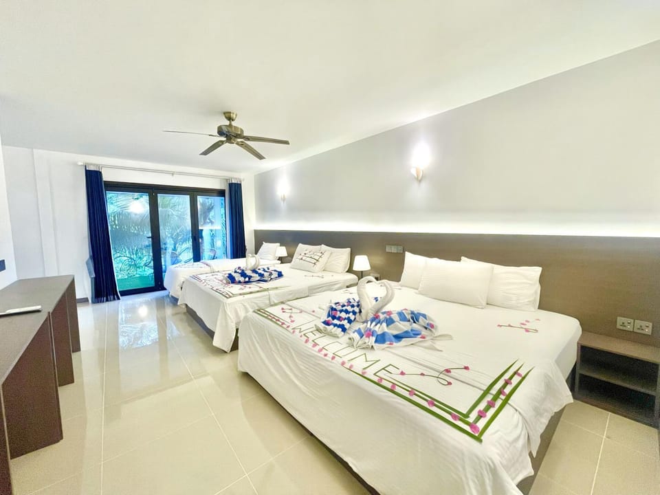 Bed, Photo of the whole room, Bedroom, towels