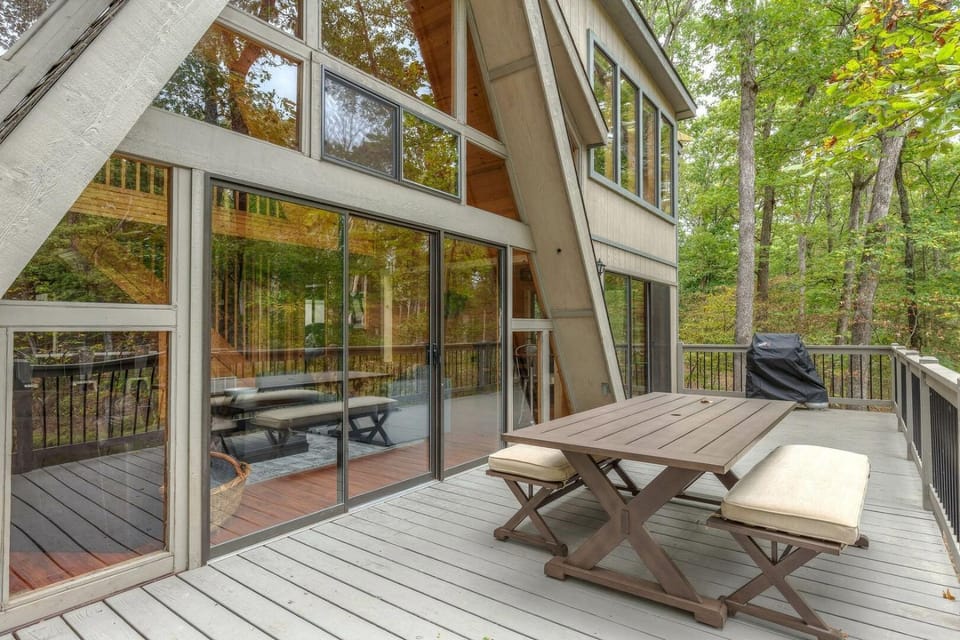 Property building, Patio, Balcony/Terrace